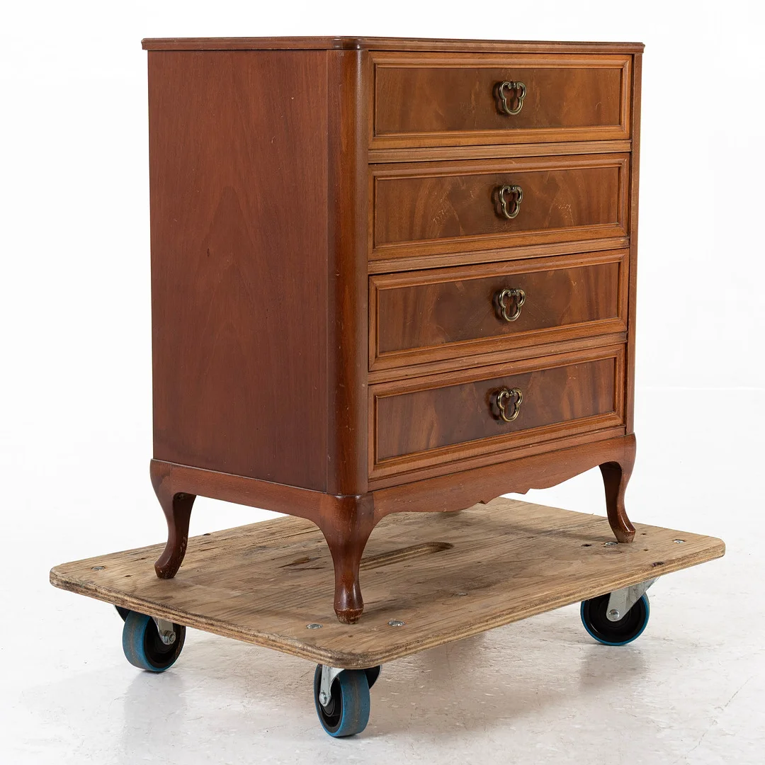 BYRÅ, mahogny, rokokostil, 1900-talets andra hälft. — Chests of drawers — Handelslagret Auktionsservice