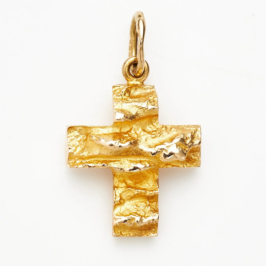 BJÖRN WECKSTRÖM. "Lappkors/Lapinristi", hänge, 14 k guld, i form av ett kors med oregelbunden rå yta, Lapponia, Finland 1977. — Brooches & Pendants — Stockholms Auktionsverk Magasin 5