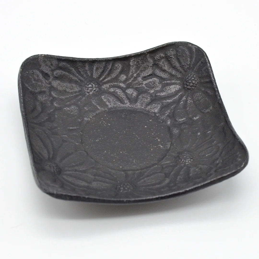 KLEINE SCHALE "CHRYSANTHEME", GUSSEISEN, JAPAN, UM 2000. — Bronzes — Kunst- und Auktionshaus Kleinhenz