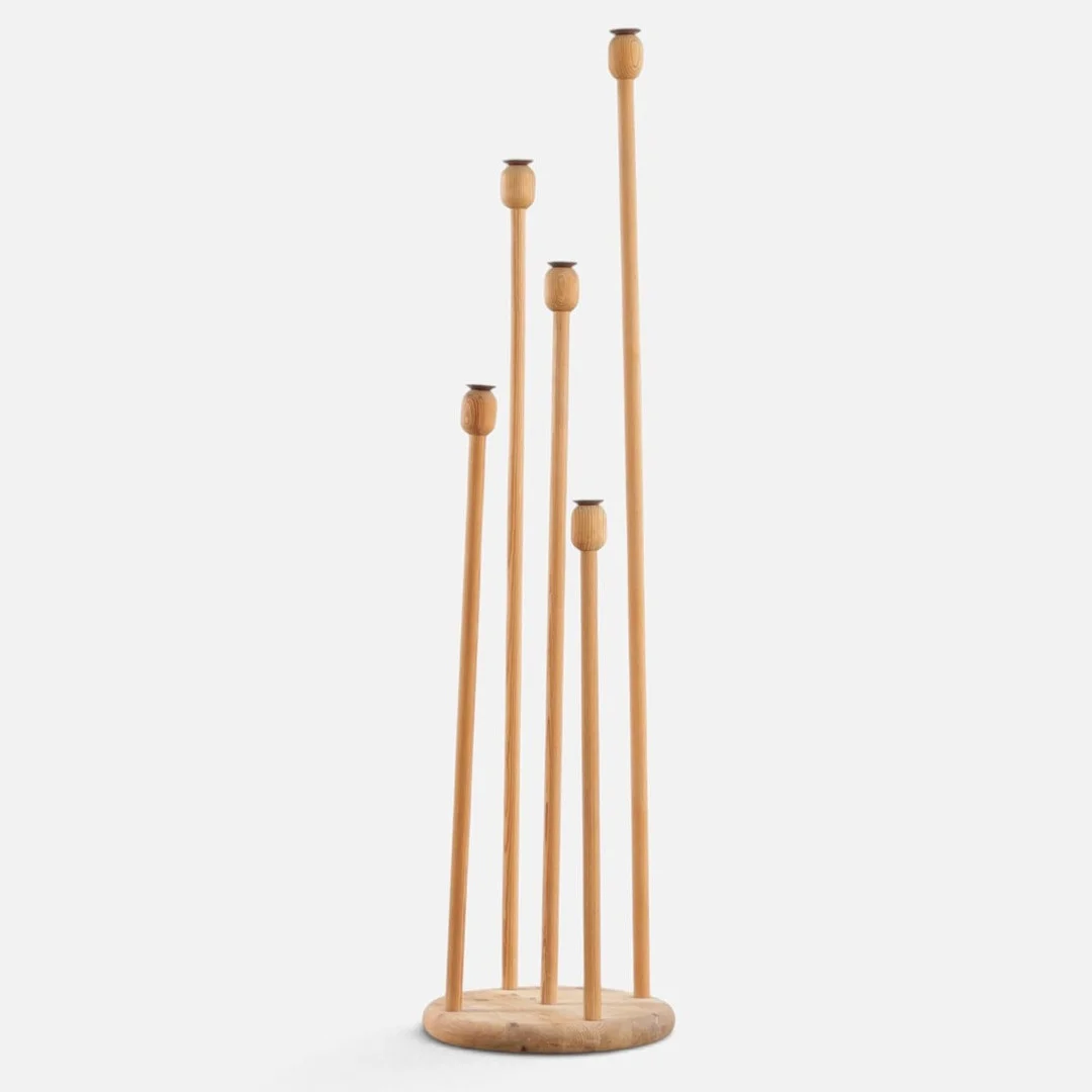 Skulpturel lysestage af fyr, cirkulær fod. Udført af dansk eller svensk møbelproducent, 1960-70'erne. — Candlesticks — Woxholt Auktionshus