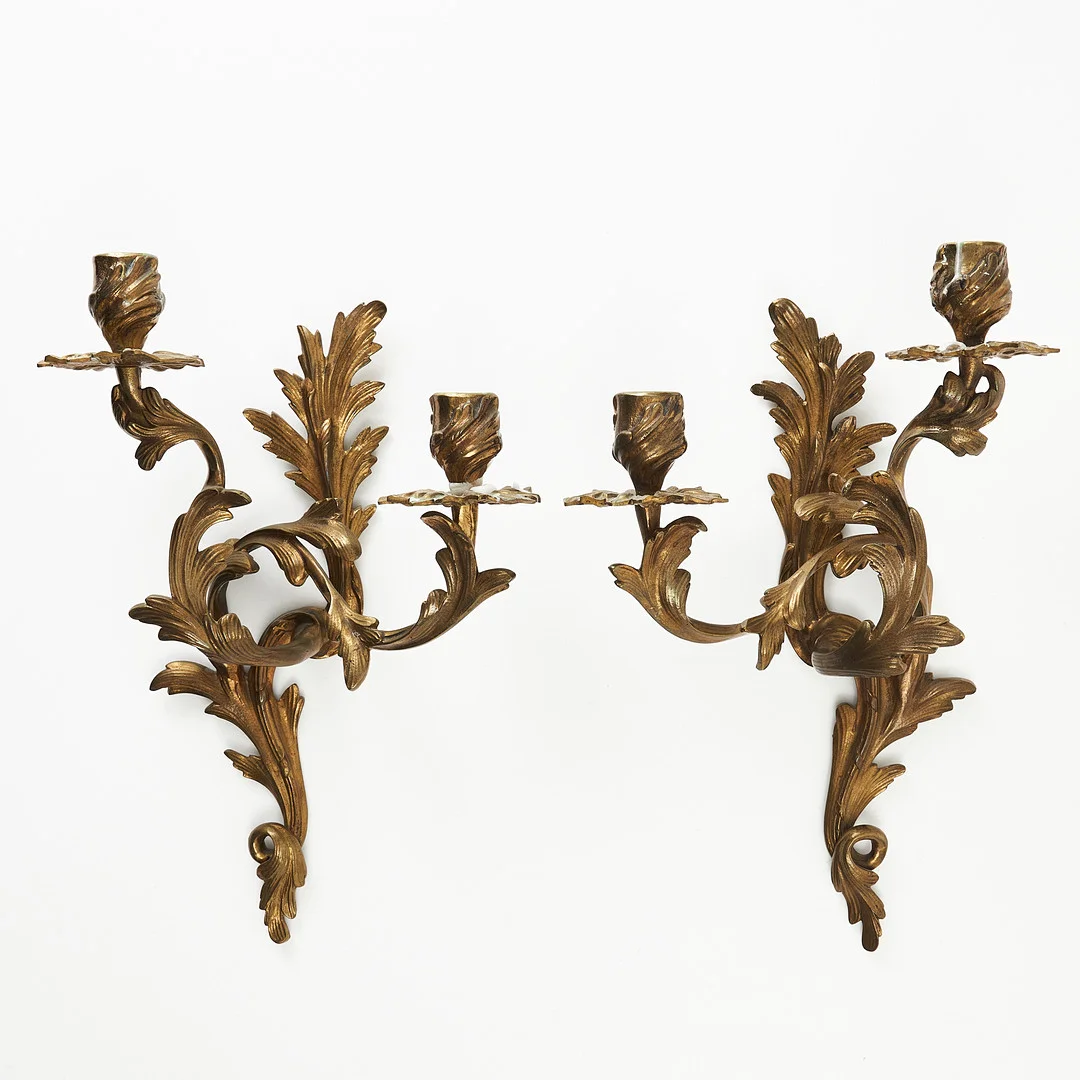 APPLIQUER, 1 par, rokokostil, för två ljus vardera, mässing, dekor i form av akantusblad, 1900-talets fösta hälft. — Candlesticks — Stockholms Auktionsverk Magasin 5