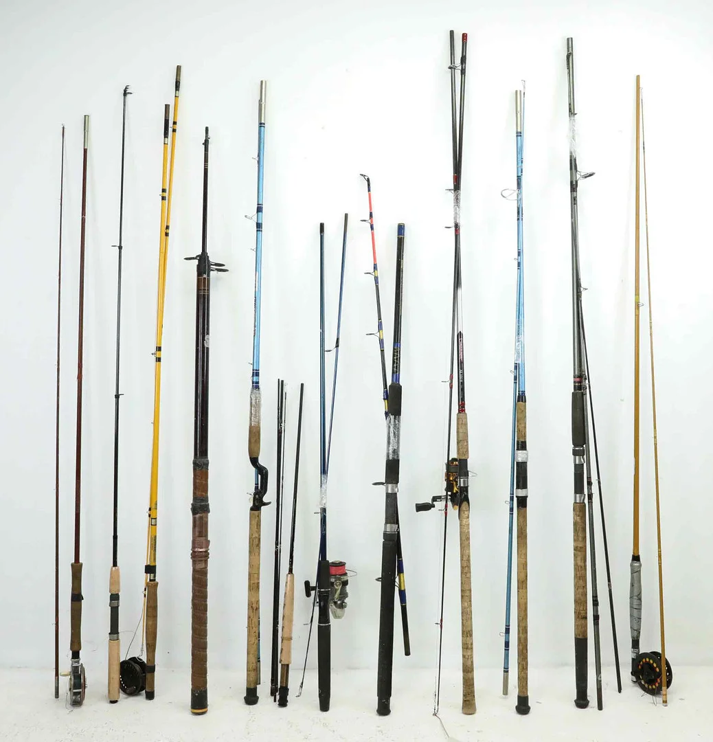 KASTSPÖN, FLUGFISKESPÖN, parti, samt några monterade fiskerullar, 1900/2000-tal. — Fishing equipment — Hälsinglands Auktionsverk