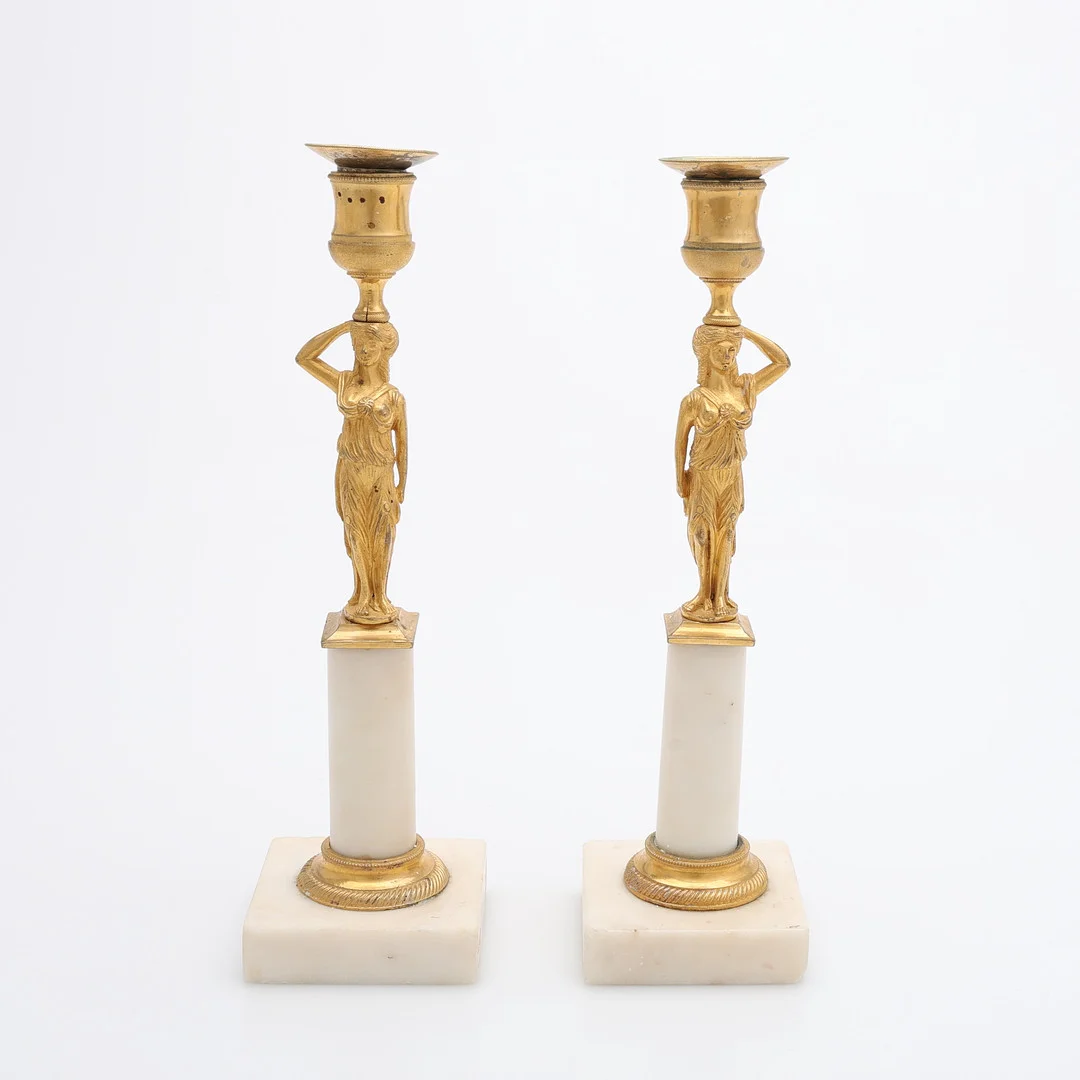 FREDRIC LUDVIG RUNG, TILLSKRIVNA, LJUSSTAKAR ETT PAR, SENGUSTAVIANSKA STOCKHOLMSARBETEN, omkring år 1800. — Candlesticks — Crafoord Auktioner Lund