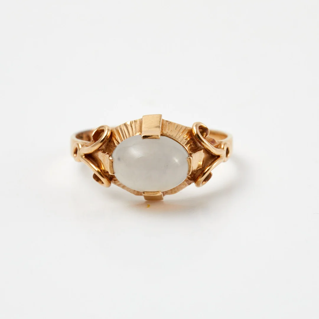 RING, 18 k guld, månsten, Joh. Petterssons Eftr Juvelerar Ab, Stockholm, 1953. — Rings — Stockholms Auktionsverk Sickla