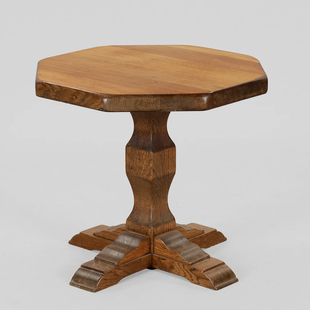Sidebord af massivt egetræ, Danmark, 1900-tallets midte. — Tables — Palsgaard Kunstauktioner