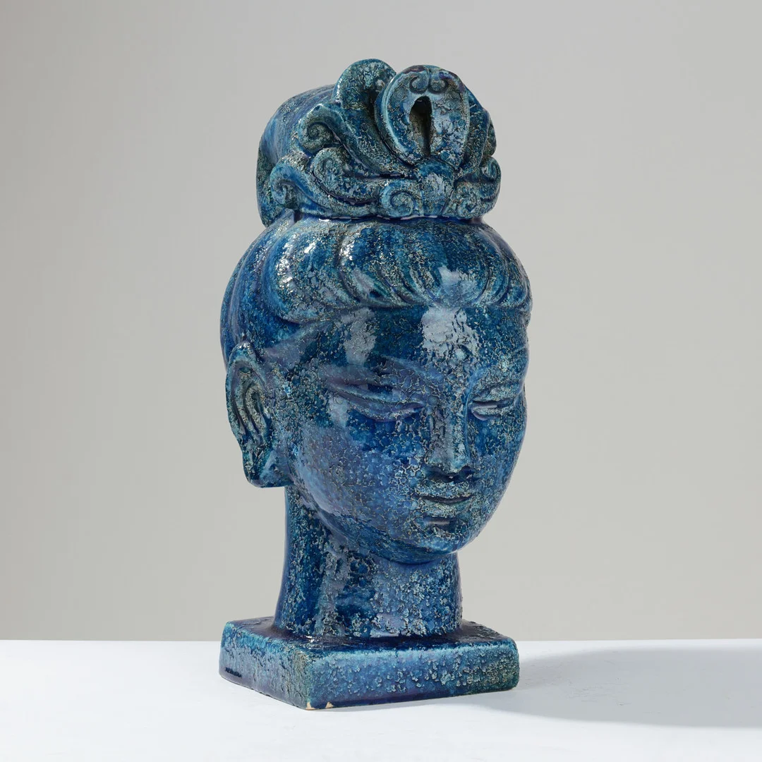 ALDO LONDI (1911-2003). Keramisk buste af sydøstasiatisk kvinde glaseret i blå nuancer, Bitossi, Italien, 1960/70'erne. — Sculptures & Bronzes — Palsgaard Kunstauktioner