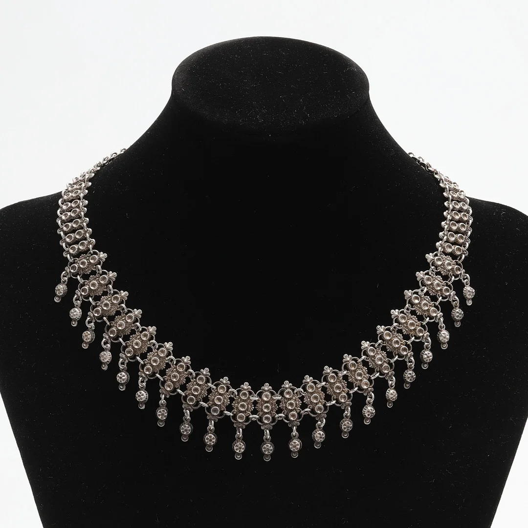 COLLIER, silver. Svensk kontrollstämpel. Vikt ca 34,6 gram. — Necklace — Crafoord Auktioner Malmö