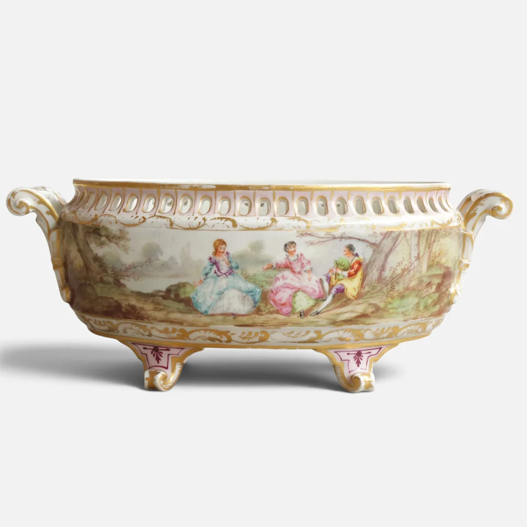 Jardinere af porcelæn, dekoreret i farver og guld med personer i skov, opsat på fire ben. Udført og mærket hos Meissen, Tyskland, 20. årh.s første halvdel. — European — Woxholt Auktionshus