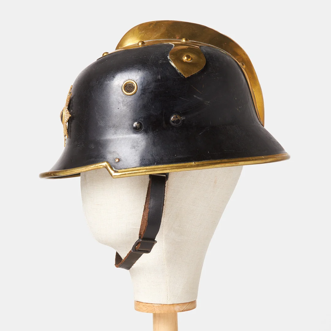 BRANDHJÄLM. Stockholms Brandkår, 18/1900, lackerad metall mässing. — Armour & Uniform — Stockholms Auktionsverk Sickla