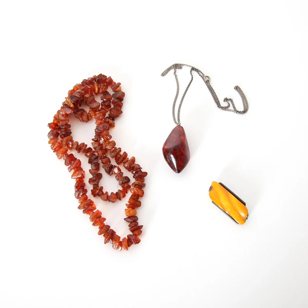 BÄRNSTENSSMYCKEN, 3 delar. — Jewellery — Auktionsverket Engelholm