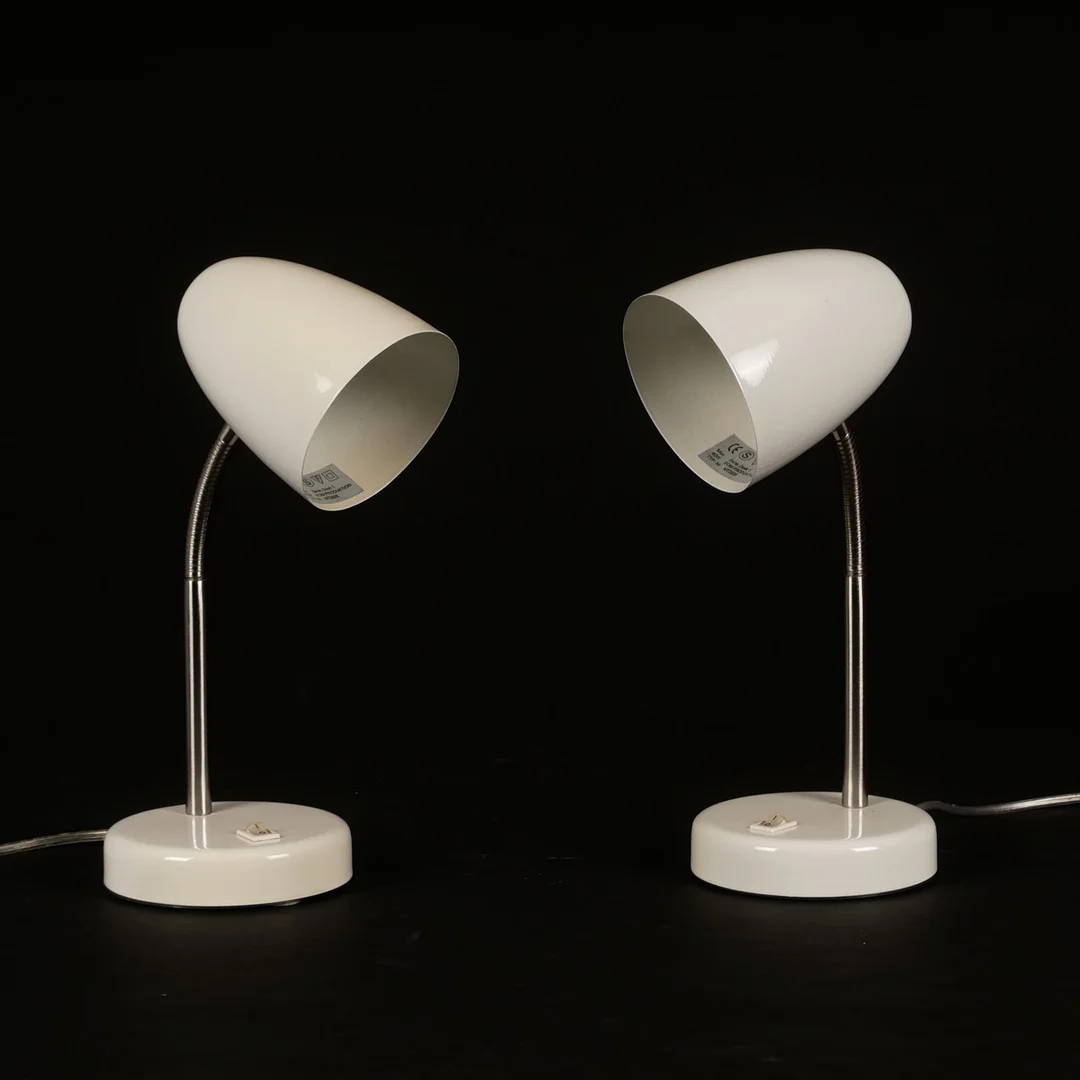 BORDSLAMPOR, ett par, vitlackerad metall, EOM, samtida. — Table Lamps — Auktionsfirma Kenneth Svensson i Kalmar
