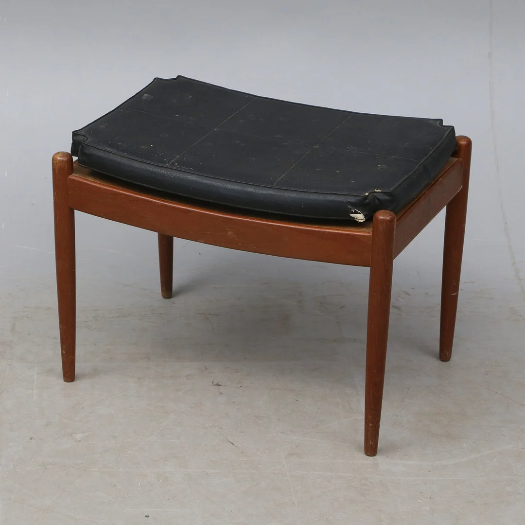 PALL, trä/sittkudde. — Armchairs & Chairs — Kalmar Auktionsverk