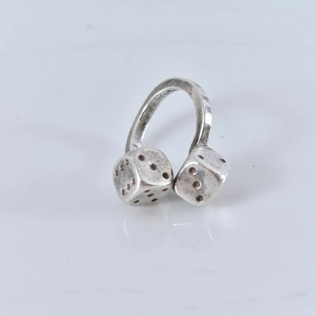 RING, i form av två tärningar, sterlingsilver. — Rings — Halmstads Auktionskammare