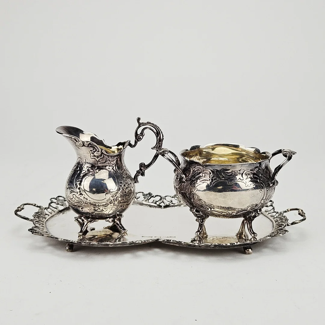 SOCKERSKÅL, GRÄDDKANNA och BRICKA, silver, rokokostil, Gewe, Malmö 1952-1958, vikt ca. 350 gram. — Silver — Auktionshuset Thörner & Ek