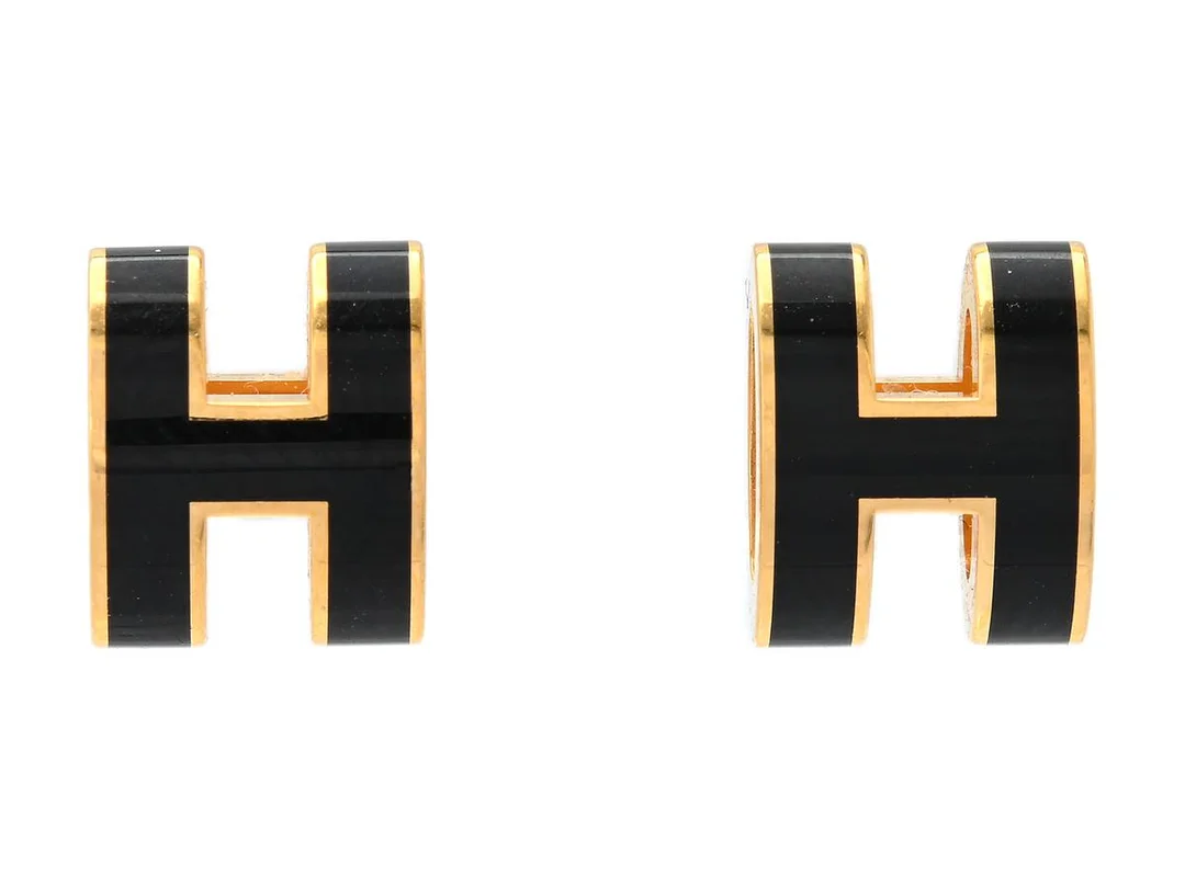 HERMÈS, ÖRHÄNGEN, Mini Pop H Earrings, svart emalj, guldfärgad metall, 0,9x0,7 cm, vikt 0,95 g, Made in France, smyckespåse, originalask. Very Good Condition. — Smycken/Örhängen — Kaplans