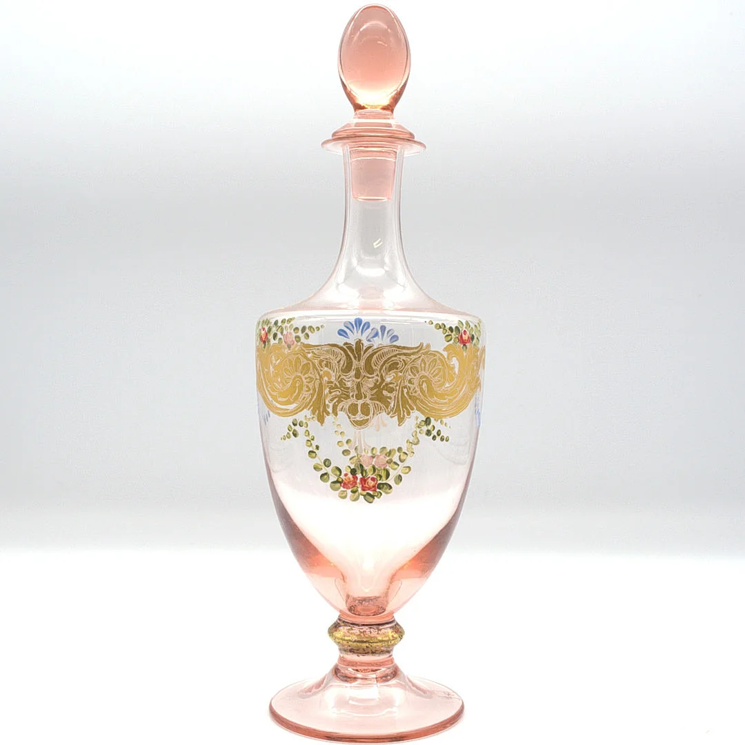 VENEZIANISCHE GLAS KARAFFE MIT GOLD UND EMAIL MALEREI; SIGNIERT 1889, MONOGRAMMIERT. — Art glass — Kunst- und Auktionshaus Kleinhenz