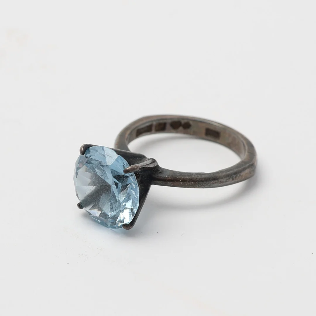 ENSTENSRING, silver med paste. — Rings — Uppsala Auktionskammare