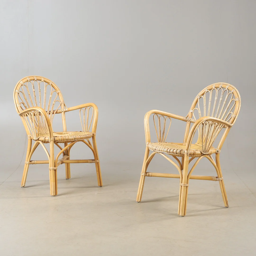 KARMSTOLAR, 1 par, rotting 1900-talets mitt. — Armchairs & Chairs — Helsingborgs Auktionskammare