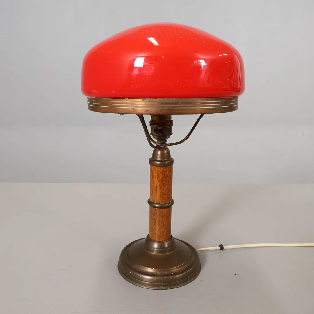 BORDSLAMPA med kopparfot, Strindbergslampa. — Table Lamps — Höörs Auktionshall