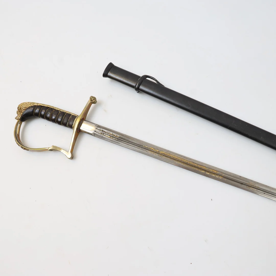 VÄRJA, svensk officersvärja, E.Svalling Eskilstuna, 1800/1900-tal, lindat handtag, Dekor med lejon och lilla riksvapnet. Klinga med etsad och förgylld dekor. — Edged weapons — Falun Auktionsbyrå