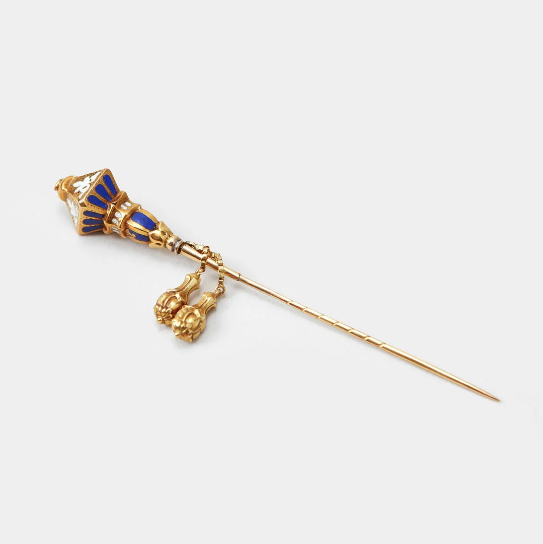 KRAVATTNÅL, 18k guld, emalj, vikt ca 2 gram, 1800-talets senare hälft. — Cufflinks & Tie Pins — Göteborgs Auktionsverk