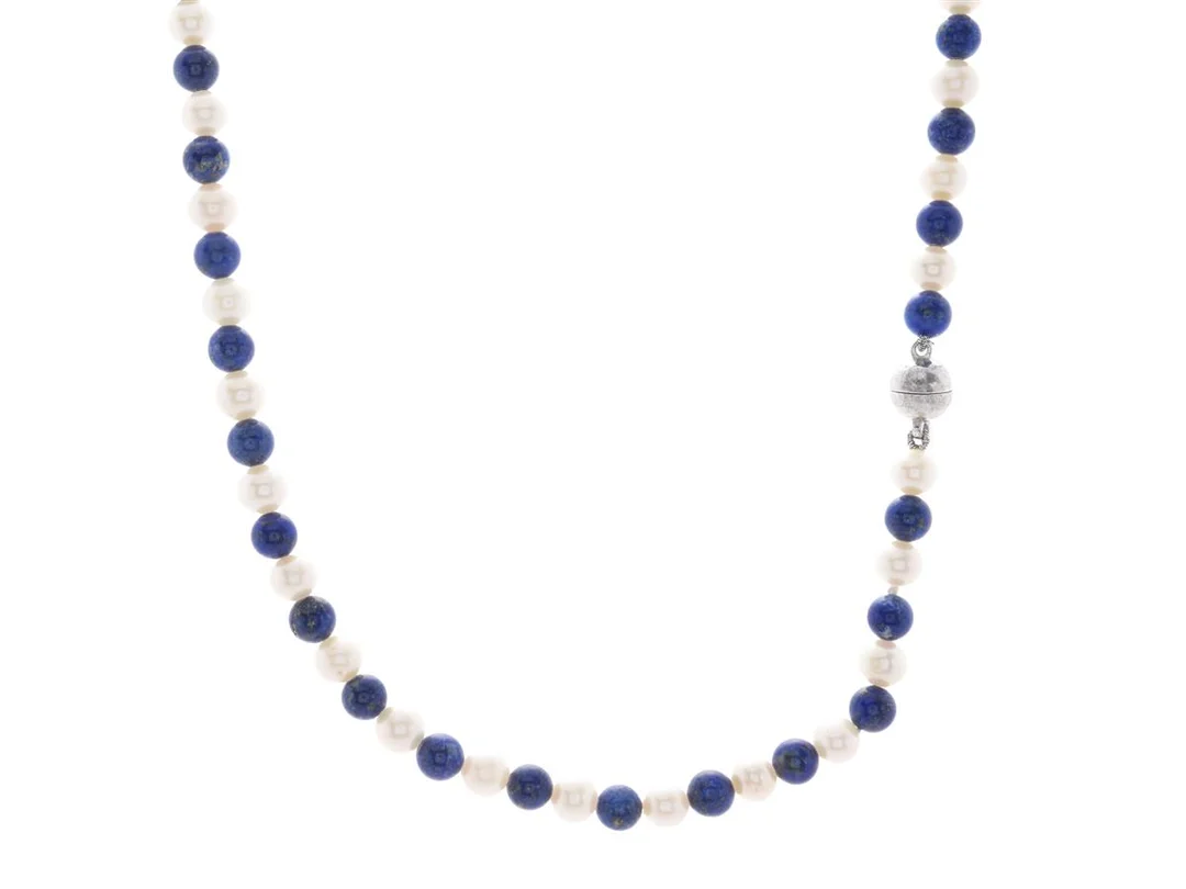 COLLIER, vitmetall, odlade sötvattenspärlor, kulor av lapis lazuli, längd 47 cm, vikt ca 27,3 g. — Smycken/Collier — Kaplans