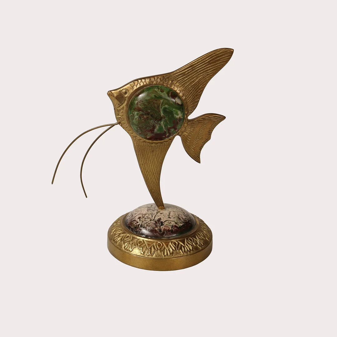 FISKSKULPTUR, SKALAR, metall, monteringar med polykroma cabochonslipade konststenar. 1900-talets tredje fjärdedel. — Sculptures & Bronzes — Limhamns Auktionsbyrå