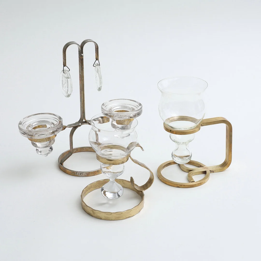 LJUSSTAKE samt BORDSLYKTOR, glas / metall, 1900-tal. — Candlesticks — Auktionshuset Thelin & Johansson