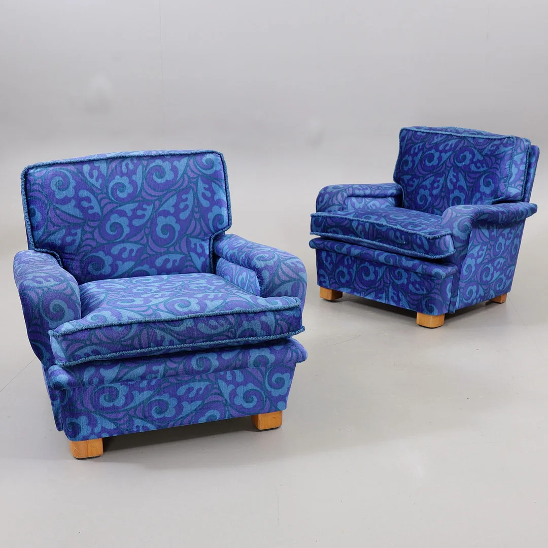 FÅTÖLJER, ett par, tygklädda, 1900-talets andra hälft. — Armchairs & Chairs — Växjö Auktionskammare