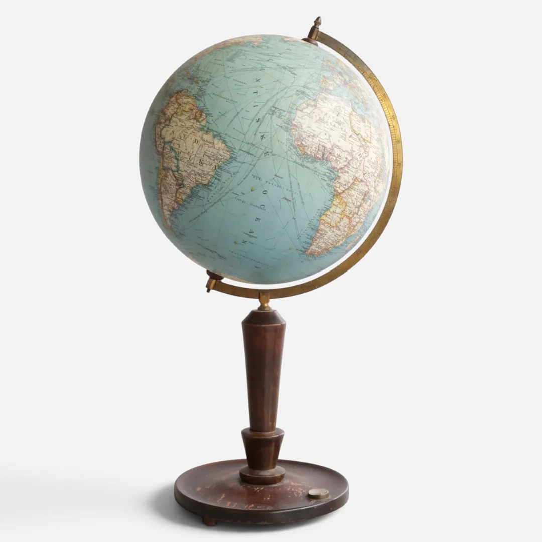 BOGHALLENS GLOBUS. Globus, dansksproget på træfod. — Other collectables — Woxholt Auktionshus