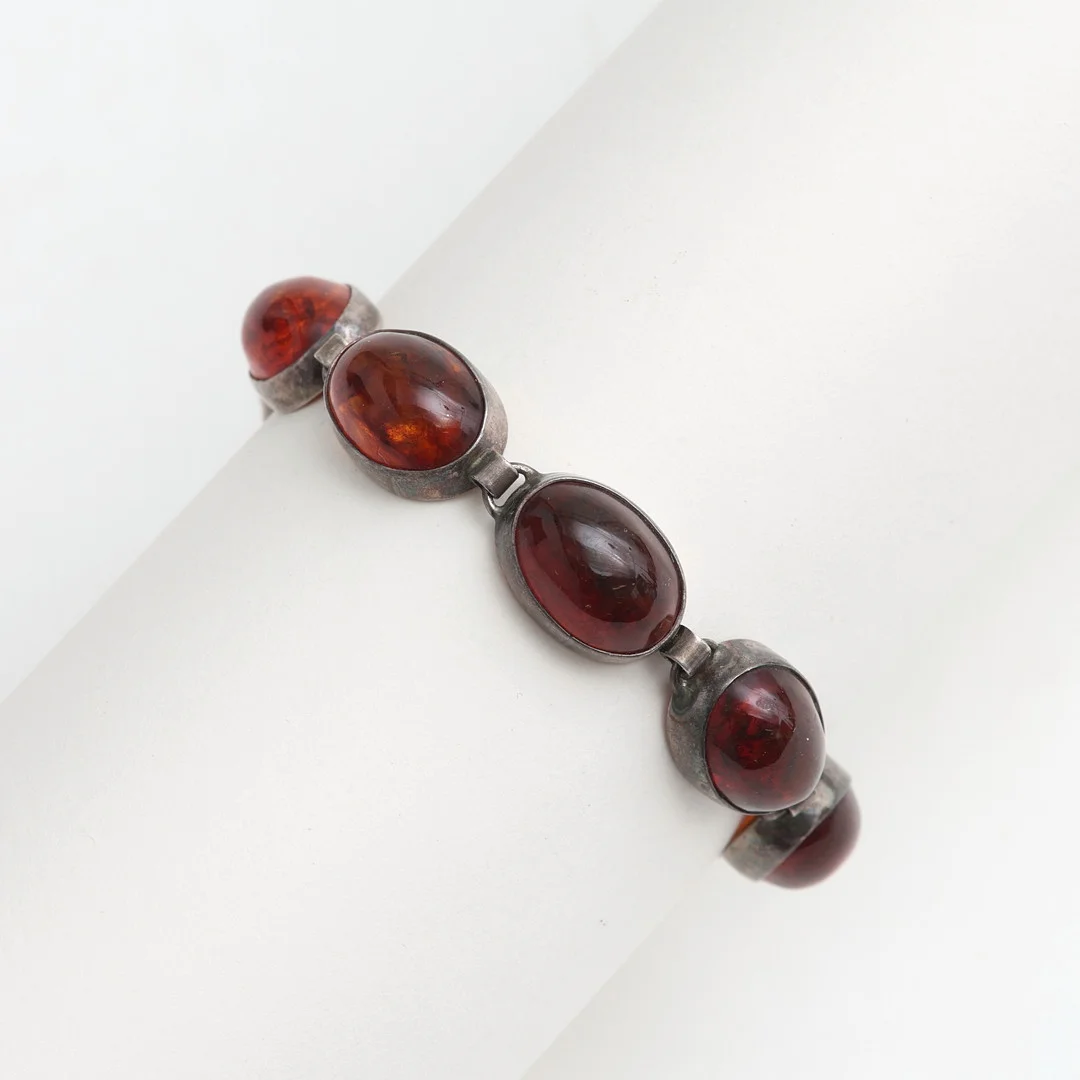 ARMBAND, silver/ bärnsten, 23 gram, 1954. — Bracelets — Auktionshuset Thelin & Johansson