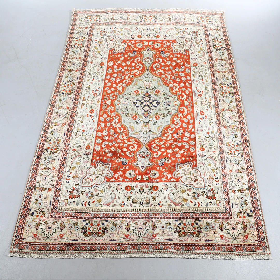 Tæppe. Persisk Tabriz Tabatabai. 292 x 191 cm. — Persian Carpets & Textiles — Bidstrup Auktioner