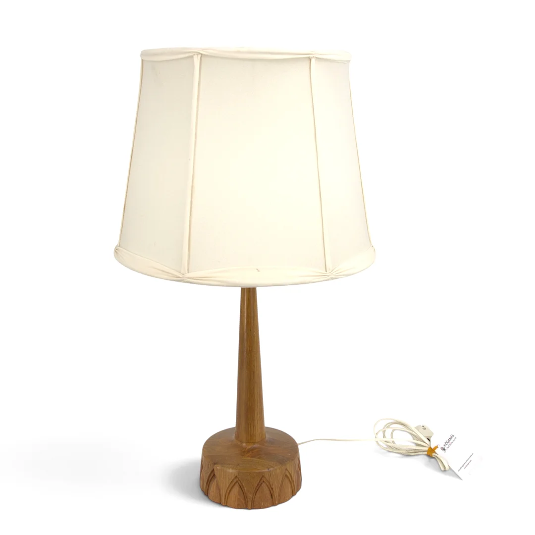 BORDSLAMPA, stomme av teak, tygskärm, AB Stilarmatur, Tranås. — Table Lamps — Höganäs Auktionsverk
