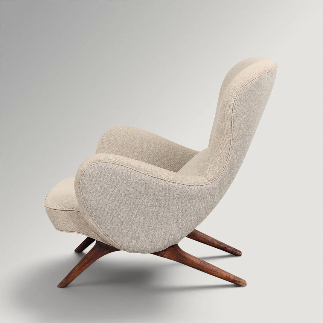VLADIMIR KAGAN. TILSKREVET. Lænestol nypolstret i gråbrunt tekstil, stel af mørkbejdset egetræ, USA, 1950/60'erne. — Armchairs & Chairs — Palsgaard Kunstauktioner