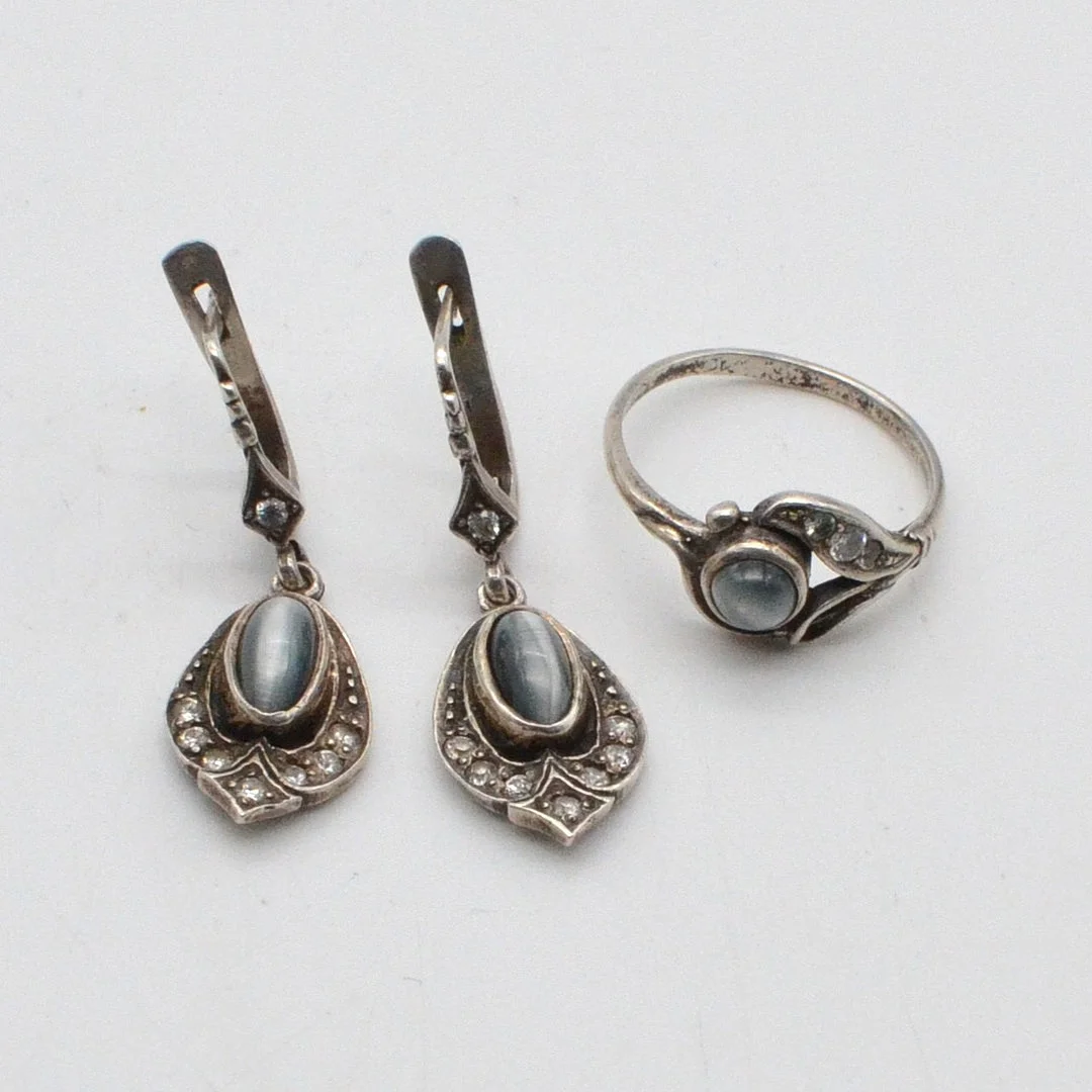 UDSSR SCHMUCK SET AUS OHRRINGEN UND RING, BLAUE TIGERAUGEN UND STRASSSTEINE, "HAMMER UND SICHEL 875" PUNZE, UM 1960ER JAHRE. — Jewellery Suites — Kunst- und Auktionshaus Kleinhenz