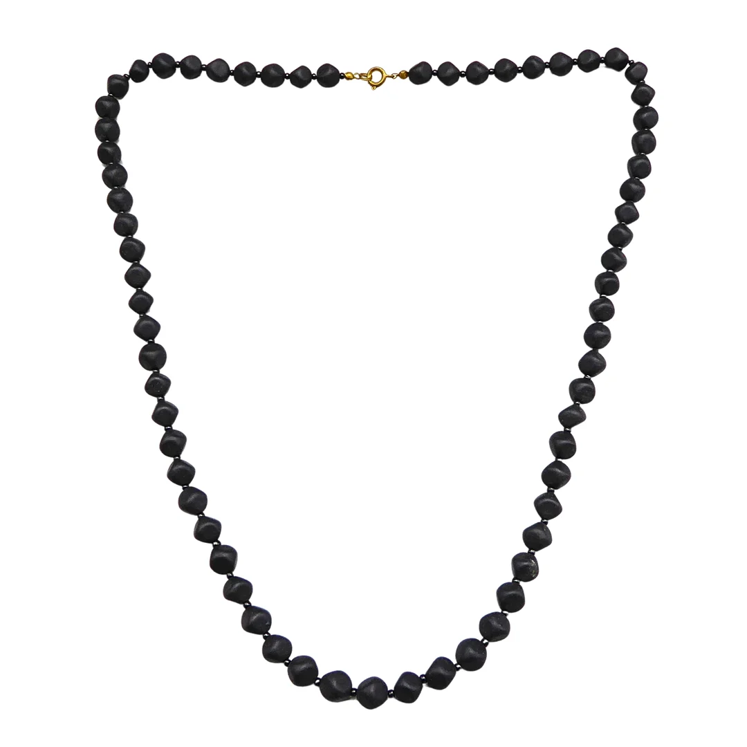EINSTRÄNGIGE HALSKETTE MIT MATTSCHWARZEN GLASPERLEN. — Necklace — Auktionshaus Stuber's Hammerschlag