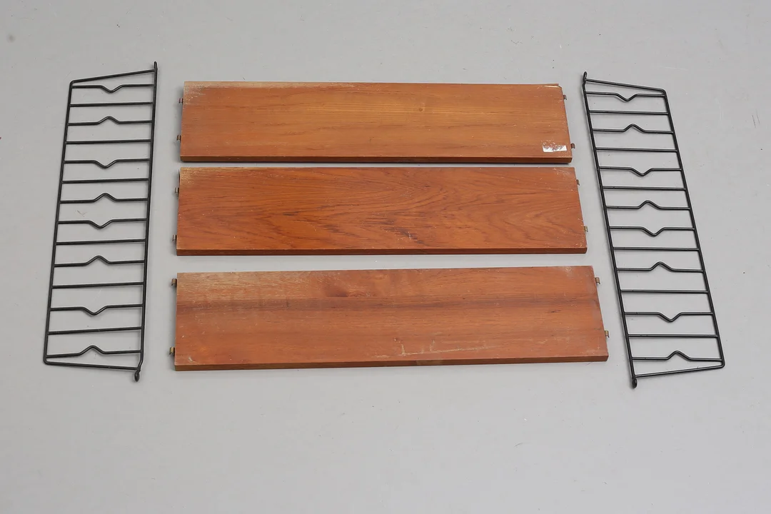 STRINGHYLLA, 3 hyllplan, 1950/60-tal. — Cupboards, Cabinets & Shelves — Auktionshuset Thelin & Johansson