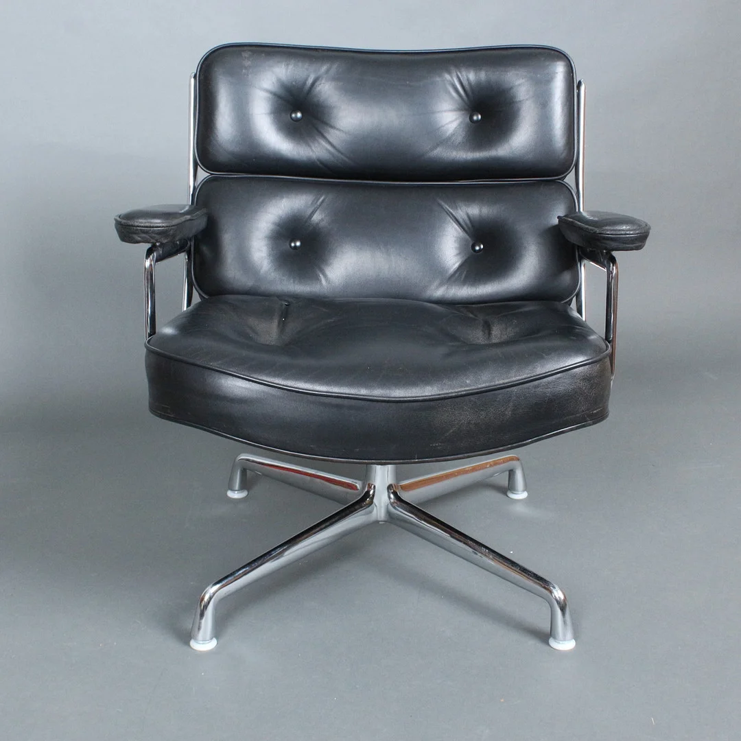 CHARLES & RAY EAMES. Vitra, Bürostuhl / Konferenzsessel, Modell 'Lobby Chair ES 108', Aluminium, verchromt, Leder, Entwurf 1960, Deutschland. — Armchairs & Chairs — Stockholms Auktionsverk Düsseldorf/Neuss