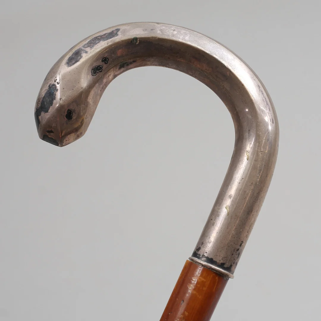 KÄPP MED SILVERKRYCKA, 830 S. — Silver — Auktionshuset Thelin & Johansson