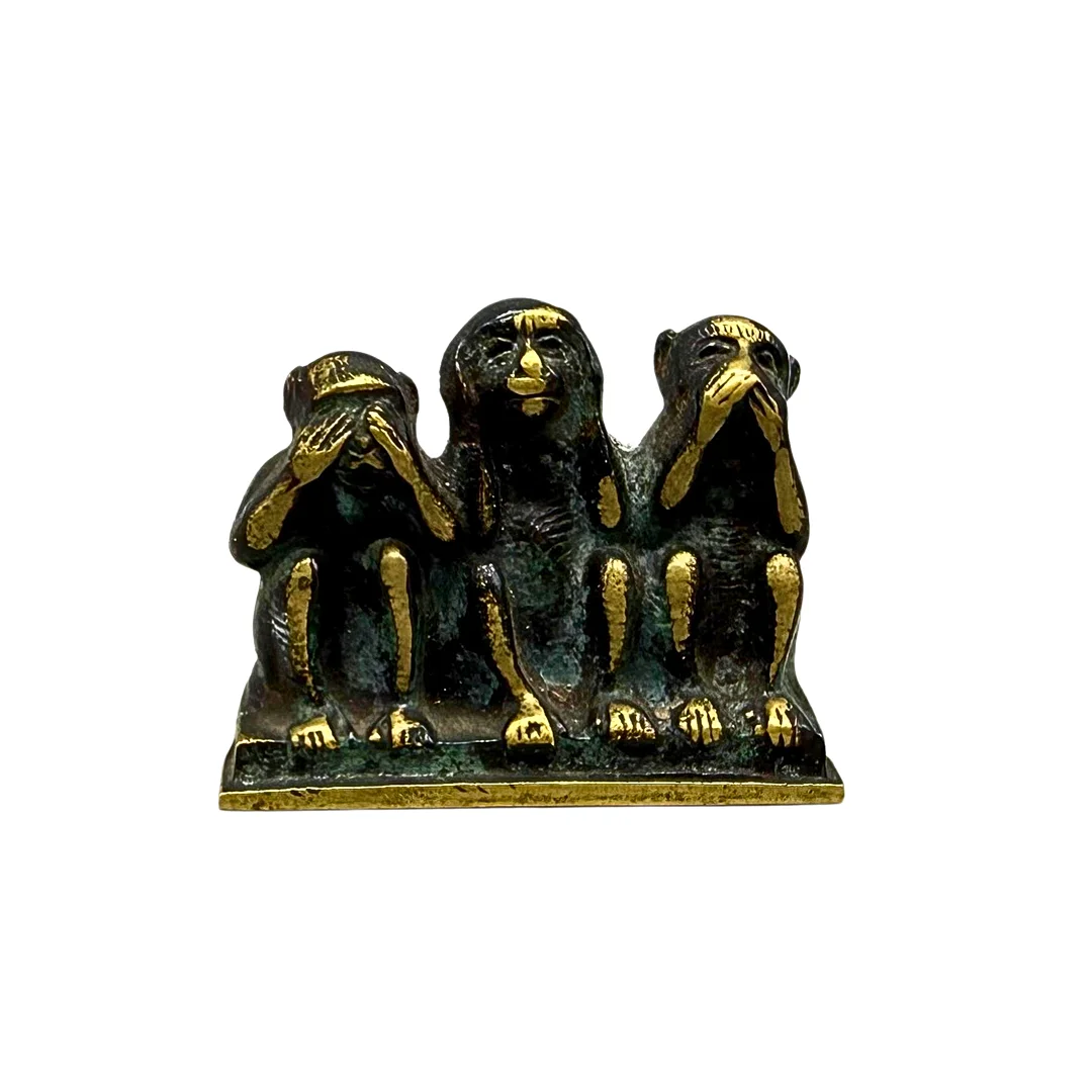 MESSINGFIGUR DER DREI WEISEN AFFEN PATINIERT. — Pewter, Brass & Copper — Auktionshaus Stuber's Hammerschlag