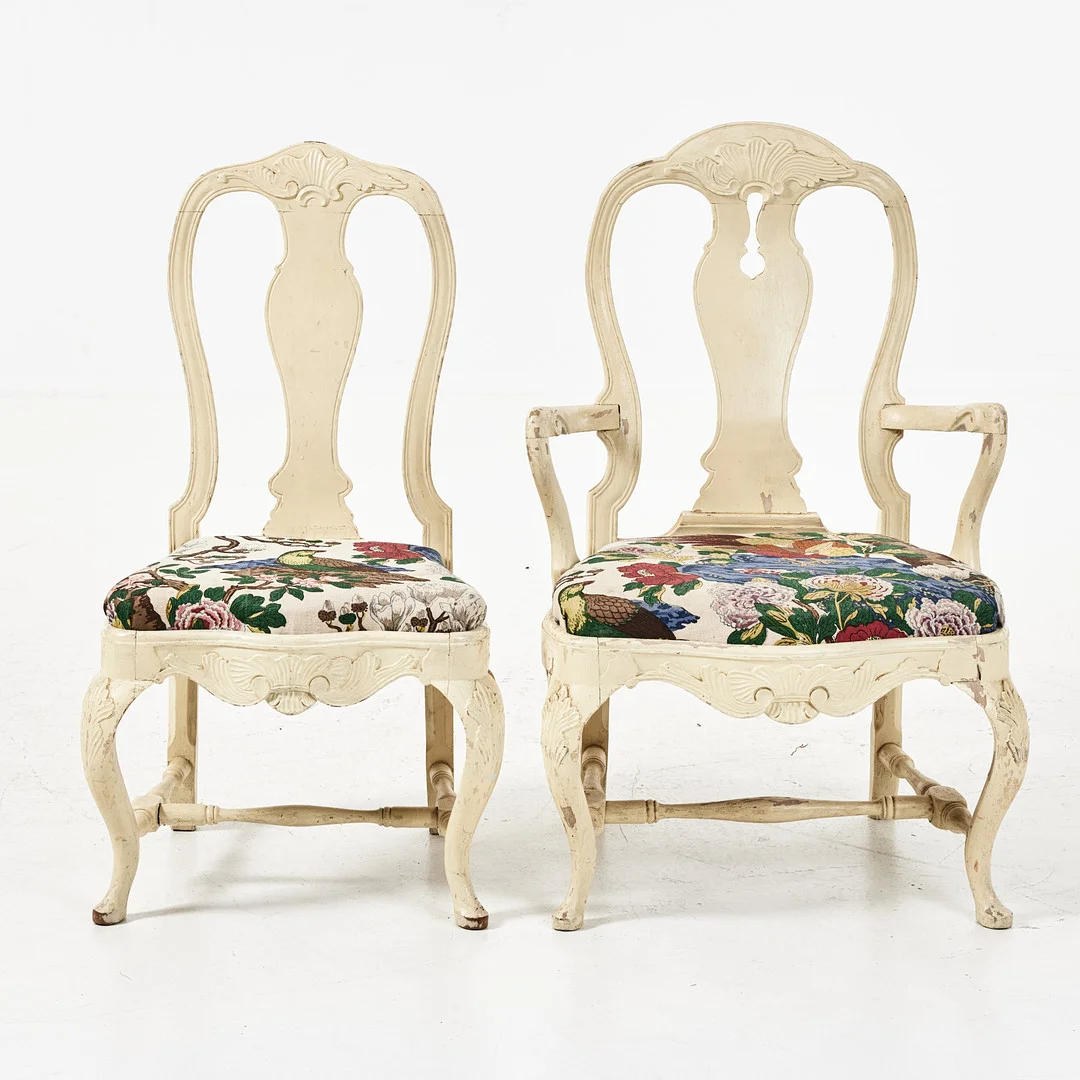 ARMLÄNSTOL och STOL, rokokostil, bemålade med löstagbara textilklädda sitsar. Snarlik dekor. — Armchairs & Chairs — Stockholms Auktionsverk Magasin 5