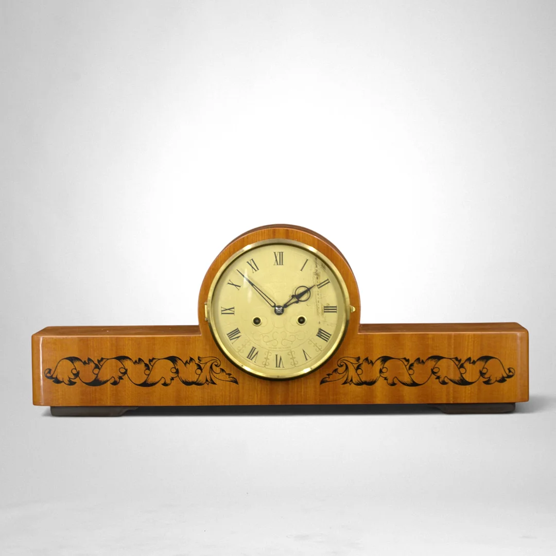 BORDSUR, klockfodral av mahogny, Lantaz, USSR, 1900-talet mitt. — Mantel clocks — Höganäs Auktionsverk