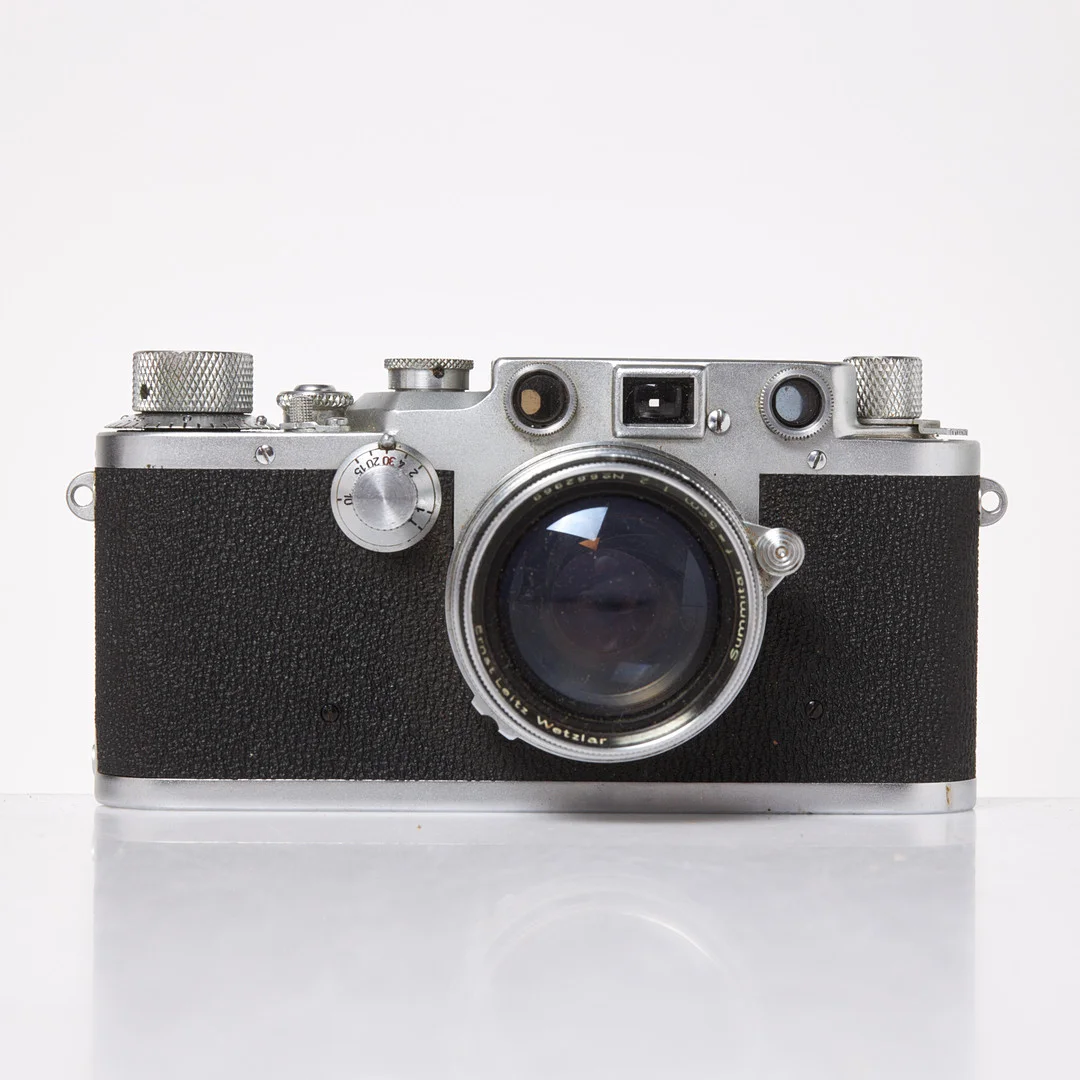 LEICA. Kamerahus, Leica IIIc, 1948-492 st objektiv 50 mm och 135 mm, blixt medföljer, samt manualer. — Cameras & accessories — Stockholms Auktionsverk Sickla