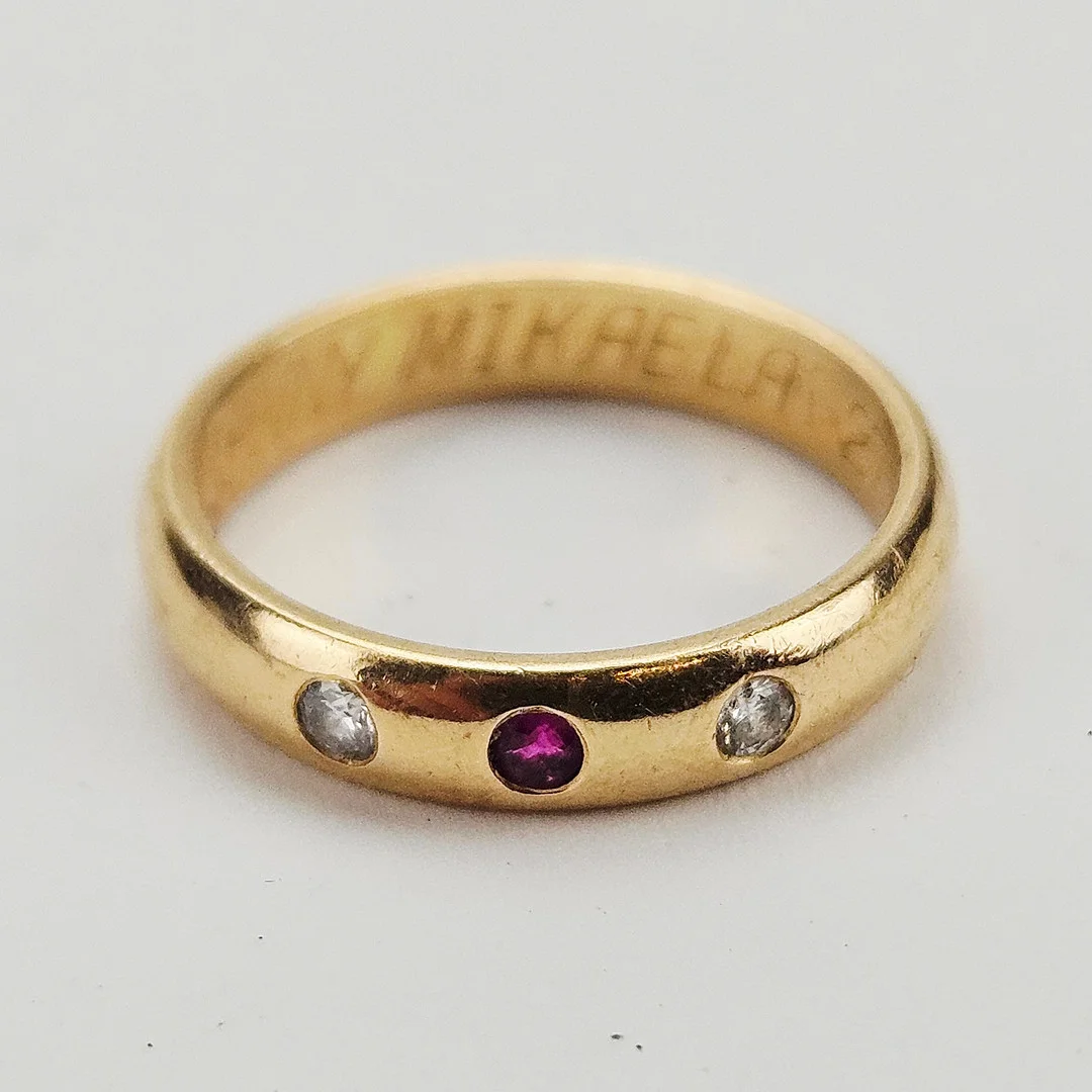 RING, guld, 18K, med slipade stenar, bland annat 2 diamanter, total vikt ca. 3,3 gram. — Rings — Auktionshuset Thörner & Ek