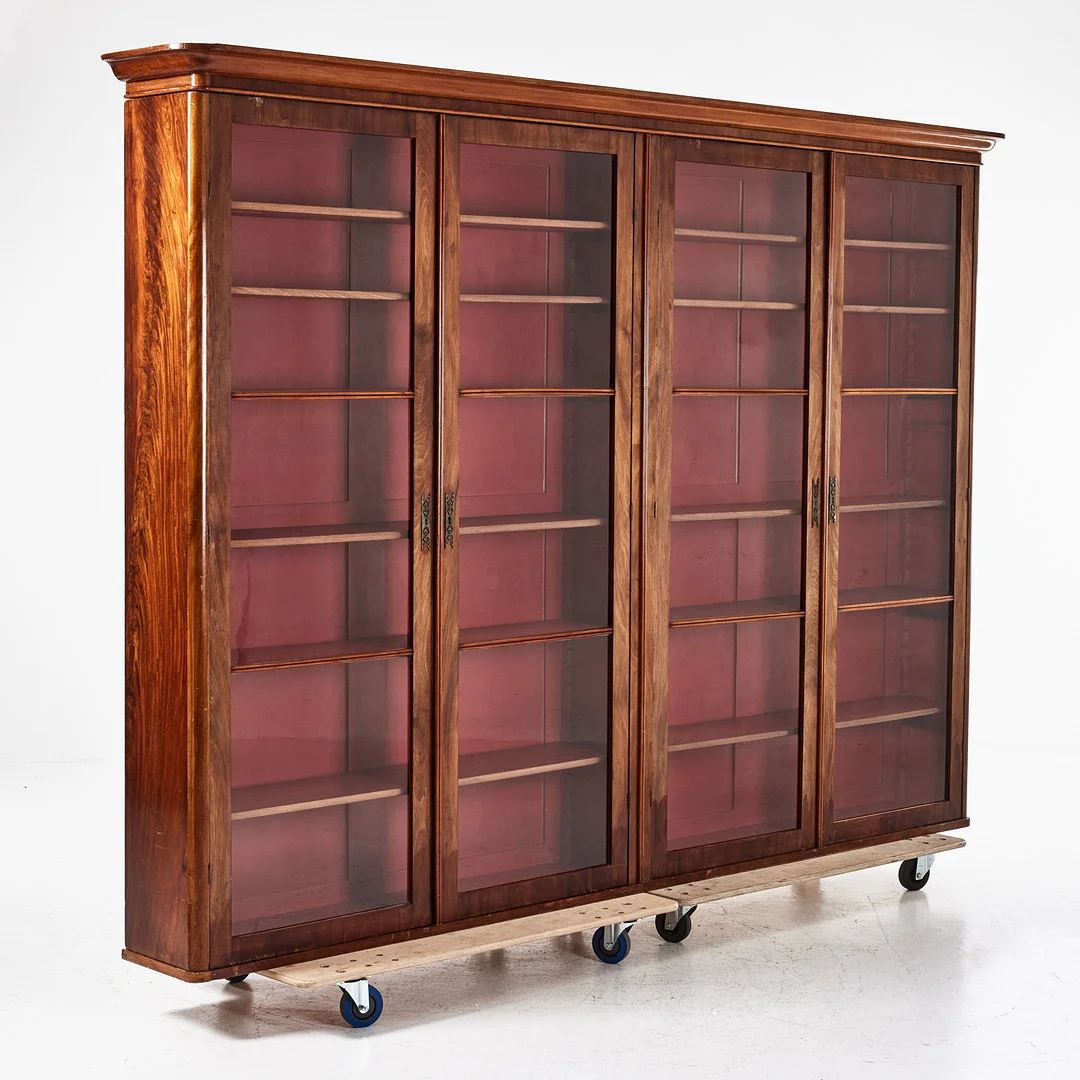 BOKSKÅP, 2 delat, 1800-talets mitt, fanerad i mahogny, invändigt med hyllor. — Cupboards, Cabinets & Shelves — Stockholms Auktionsverk Magasin 5