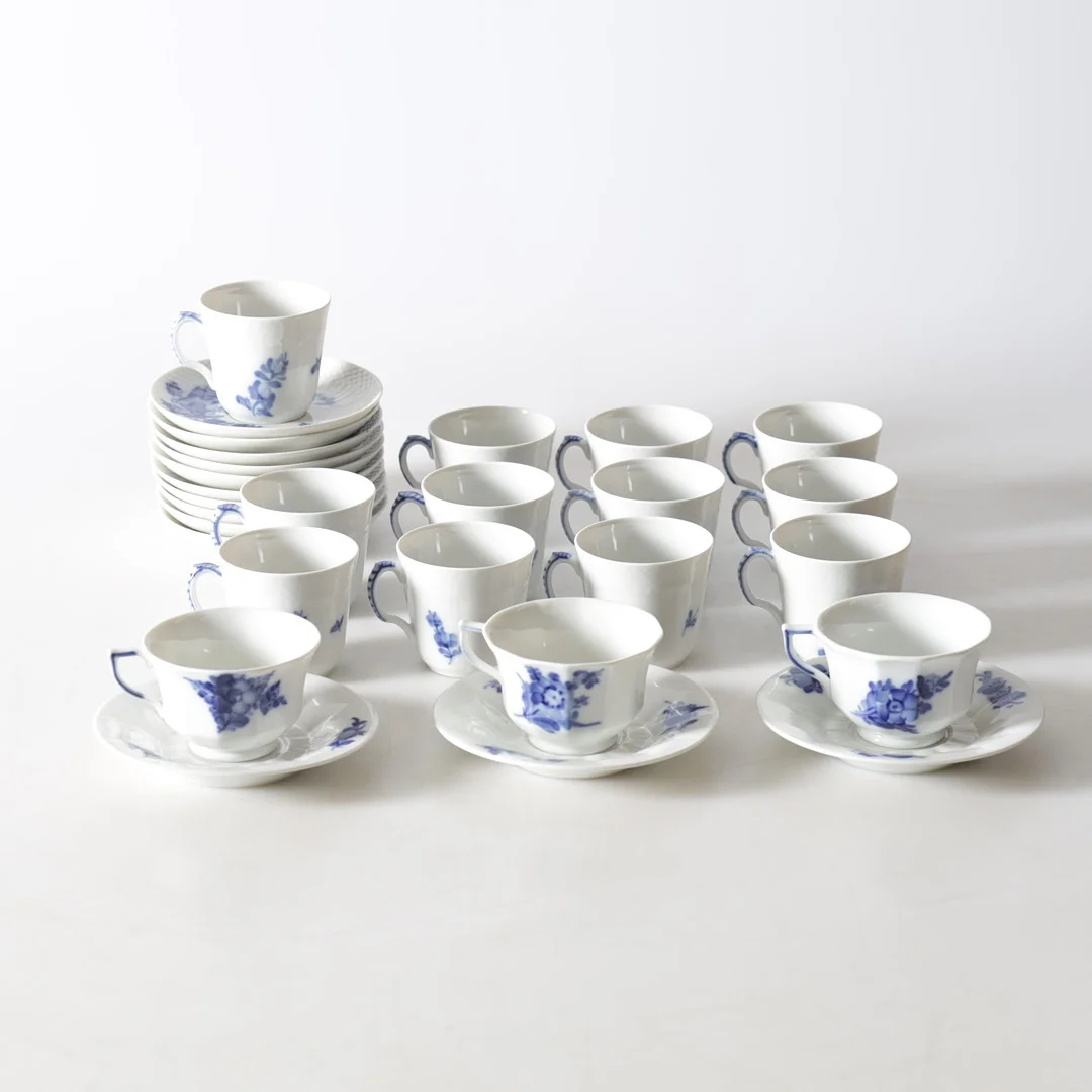 KAFFE- & MOCCAKOPPAR, 15 st, porslin, "Blå Blomster", Royal Copenhagen, Danmark. — Tableware — Gomér & Andersson Nyköping