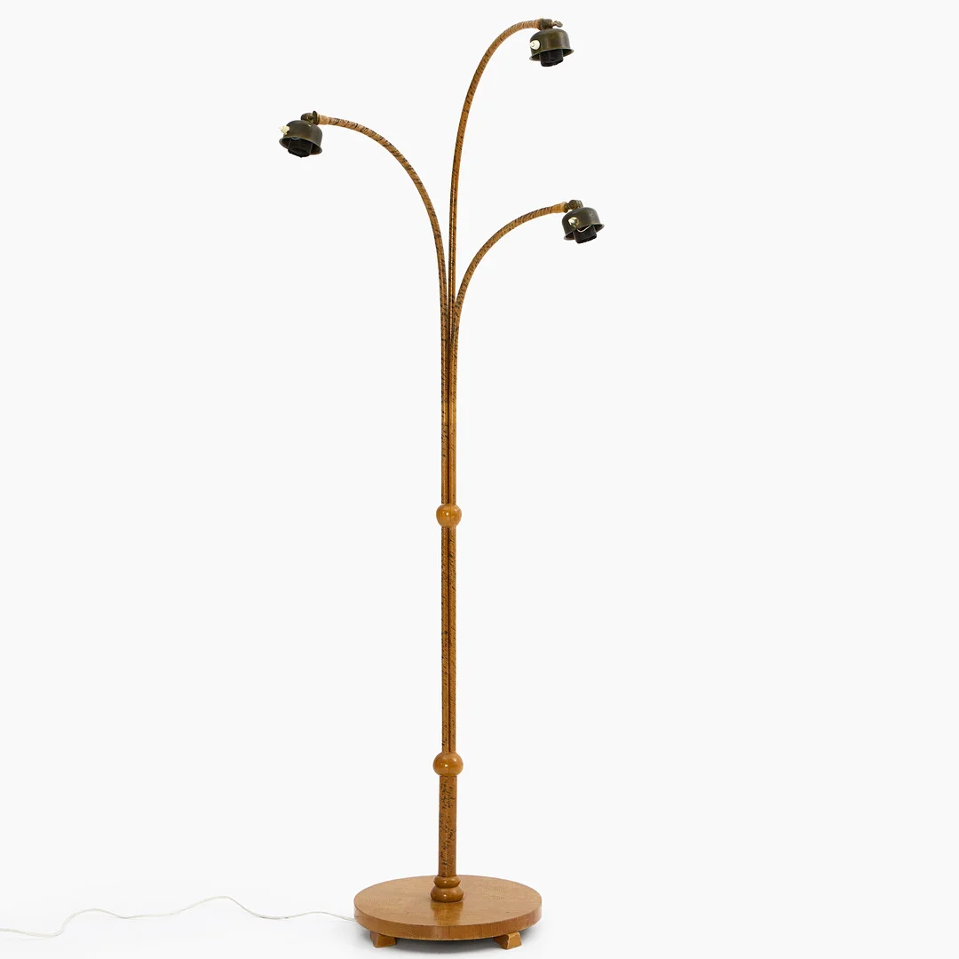 GOLVLAMPA, 3 ljuspunkter, rottinglindade stänger, almfanér, 1930-tal. Swedish Modern. — Floor lights — Crafoord Auktioner Stockholm