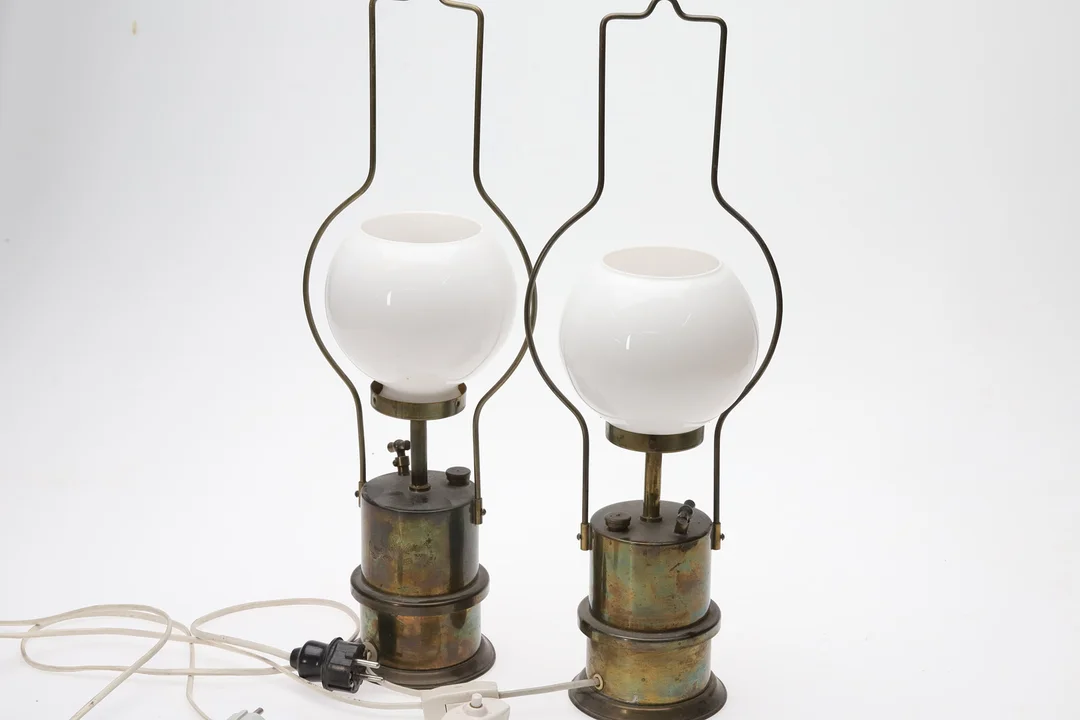 KARBIDLAMPOR, 2 st. elektrifierade, Mässing och glas, No. 65, K.F.E MF AB i Eskilstuna. — Table Lamps — Örebro Stadsauktioner