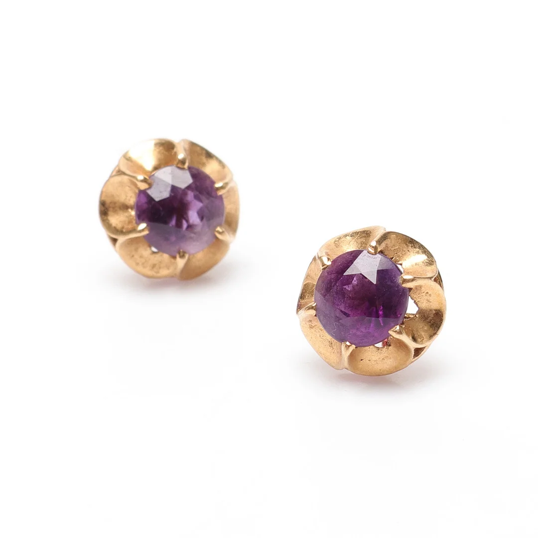 ÖRHÄNGEN, ett par, 18k guld med lila sten, vikt ca 2,9 g. — Earrings — Gomér & Andersson Linköping