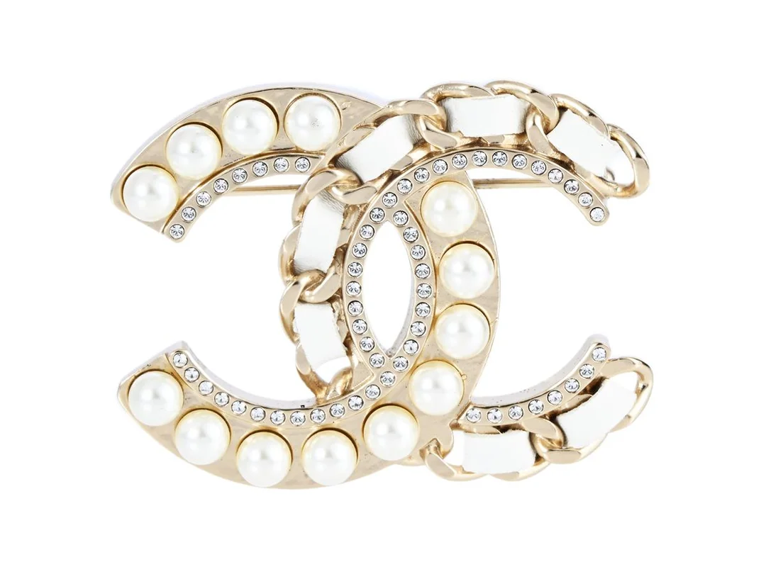 CHANEL, BROSCH, Logo CC, guldfärgad metall, vita imitationspärlor, läder, stenar, 4x5 cm, vikt 22 g, märkt B19, C, made in Italy, år 2019, originalask. Very Good Condition. — Smycken/Brosch — Kaplans